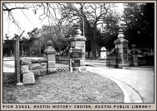Gate entrance to Oakwood Cemetery